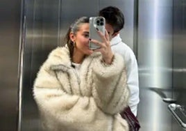 Laura Escanes junto a su novio.