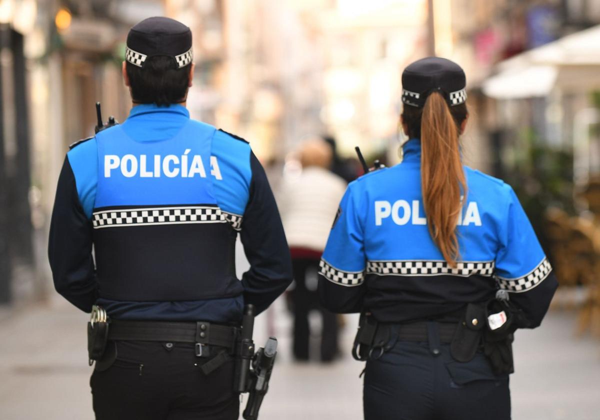 Imagen de archivo de dos policías locales de Valladolid.
