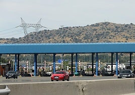 Peaje de la AP-6 y la AP-61 a la altura de San Rafael.