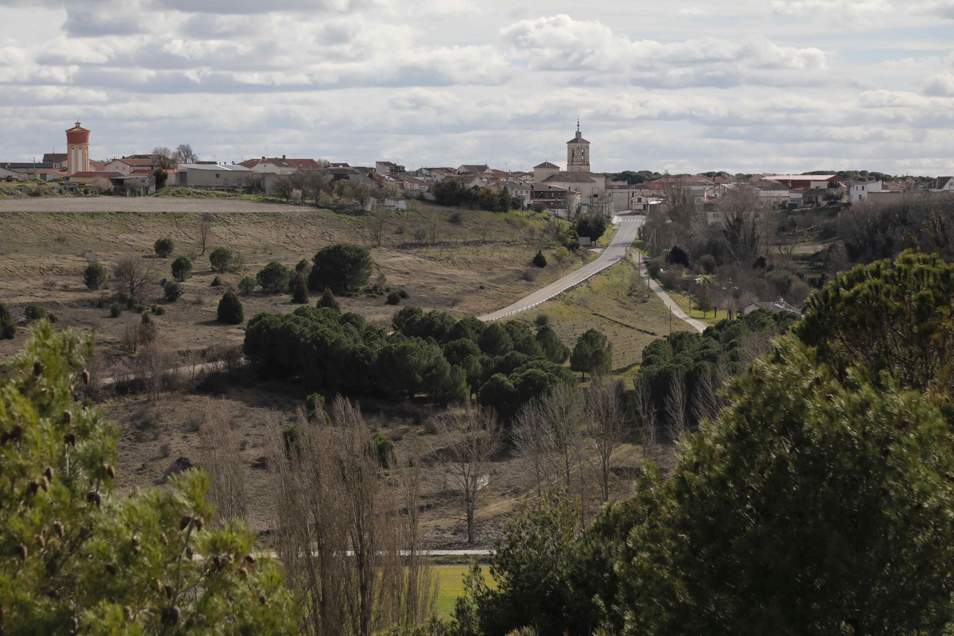 Vista general de la localidad de Torrescárcela desde el Valle de Valcorba.