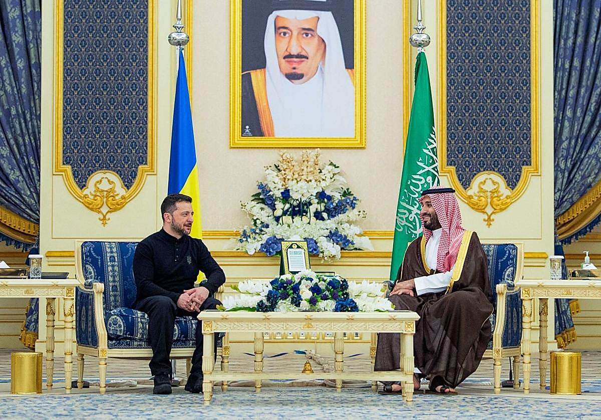 Zelenski y el príncipe heredero saudí Mohammed bin Salman, ayer durante una reunión en el Palacio Real de Yeda.