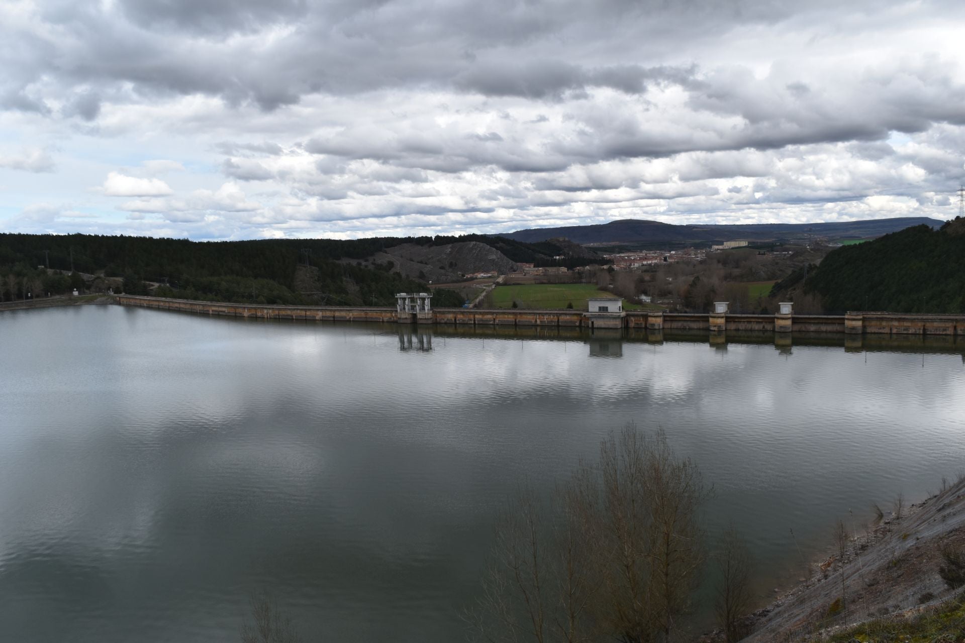 Así de lleno está el embalse de Aguilar