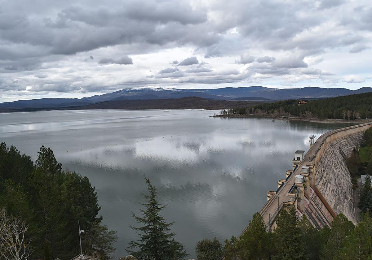 Así de lleno está el embalse de Aguilar