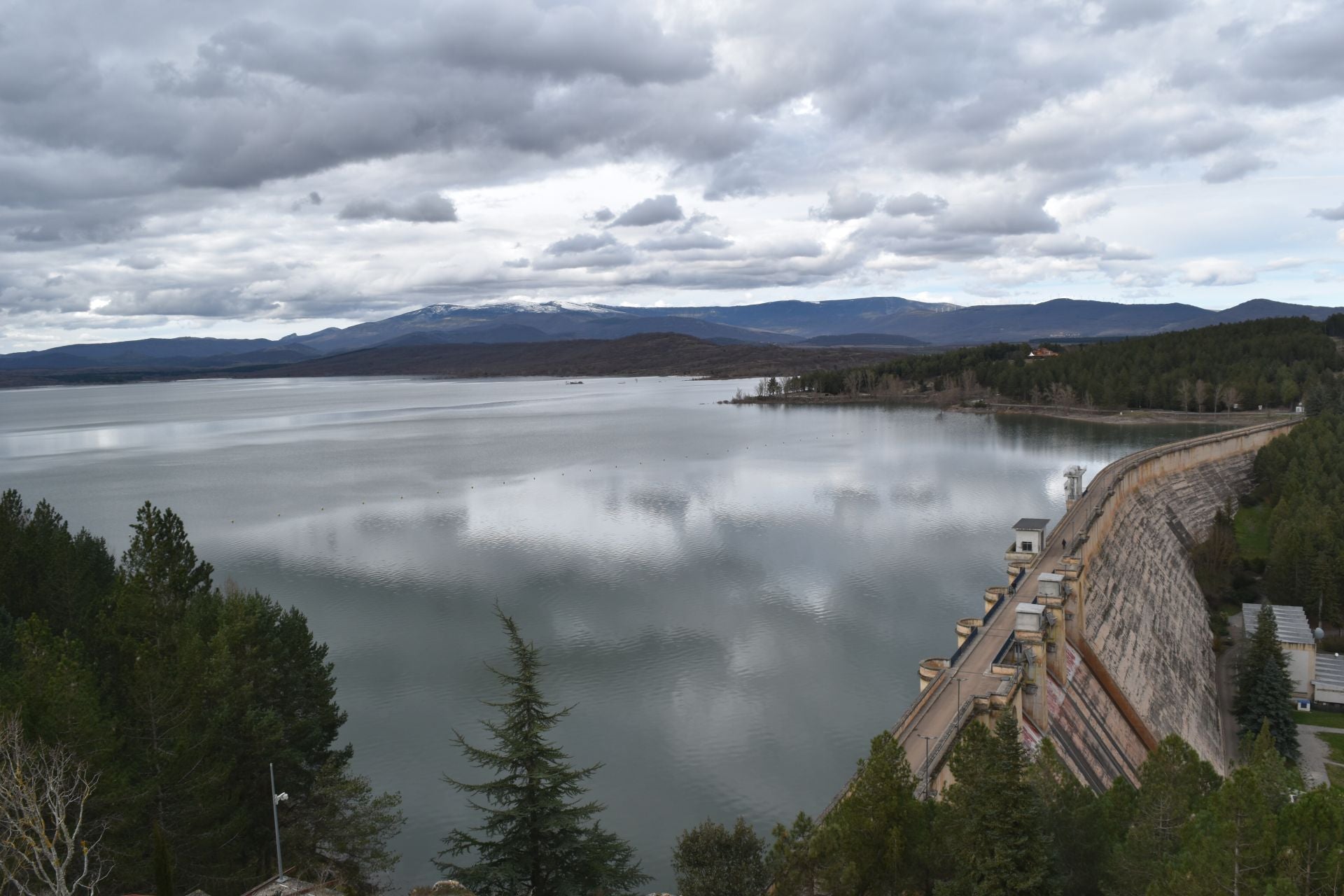 Así de lleno está el embalse de Aguilar
