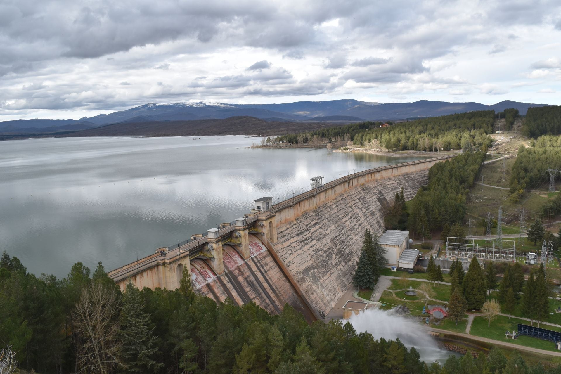 Así de lleno está el embalse de Aguilar