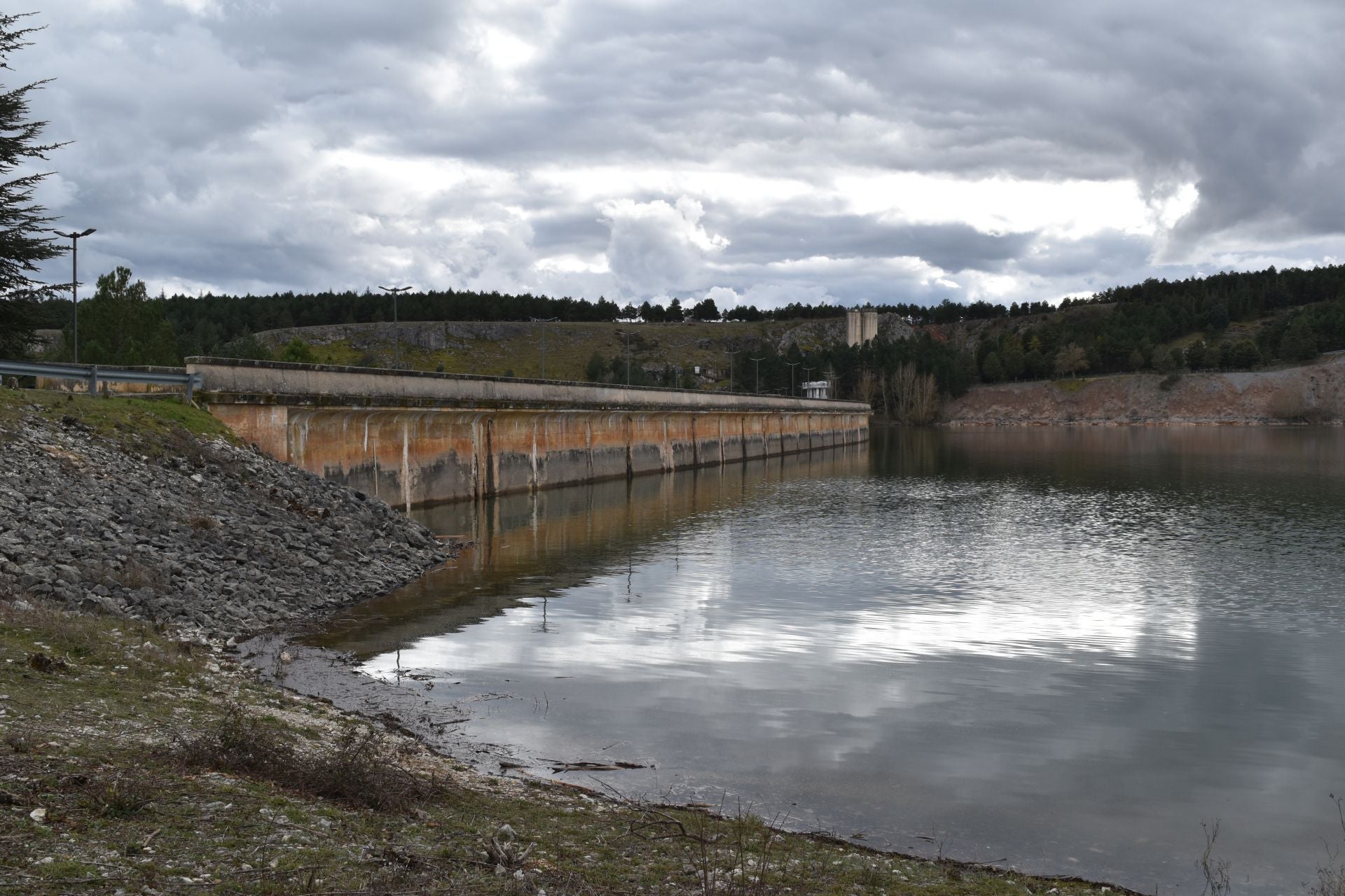 Así de lleno está el embalse de Aguilar
