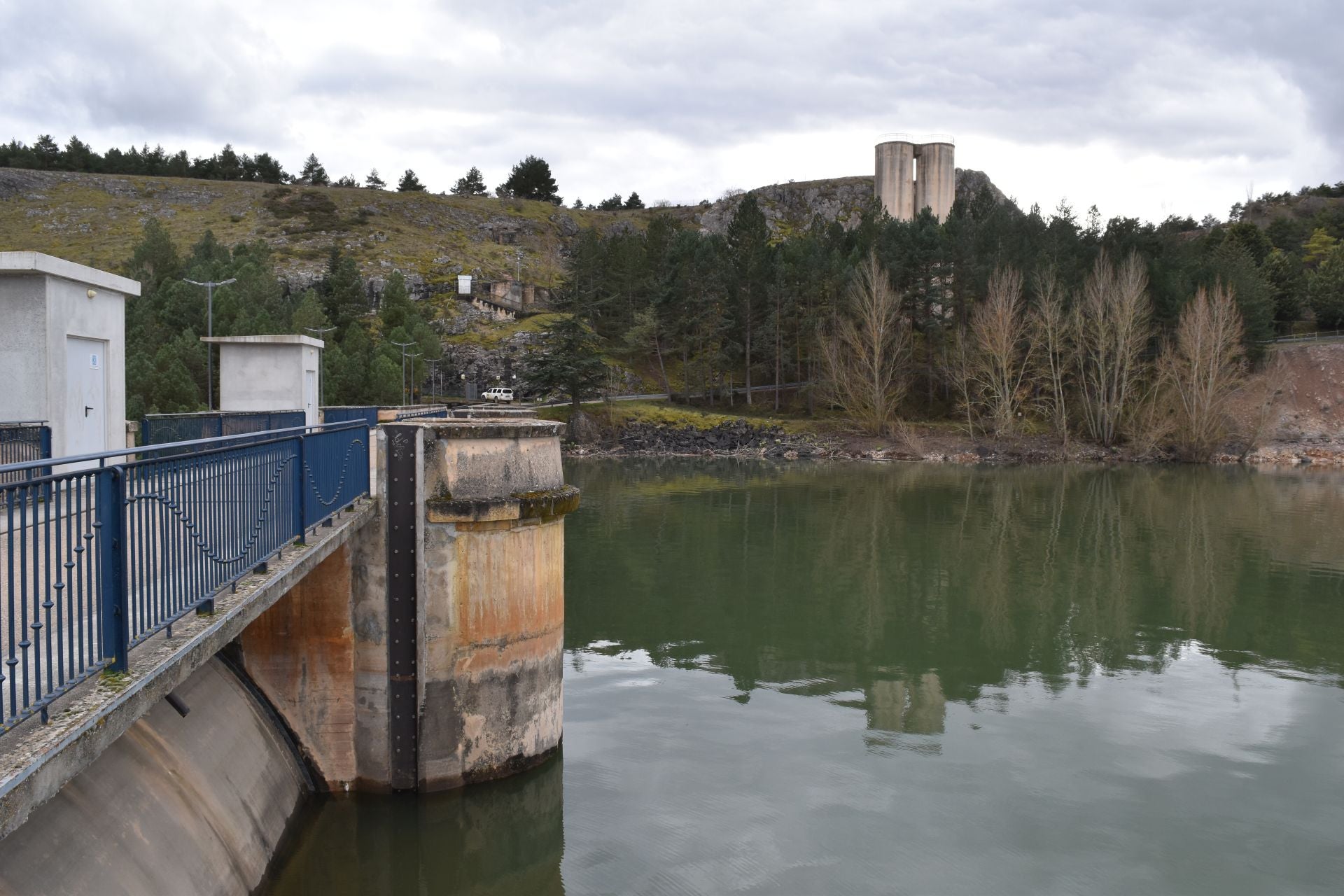Así de lleno está el embalse de Aguilar
