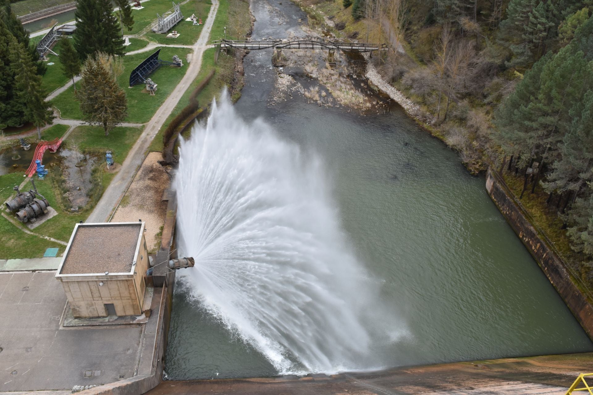 Así de lleno está el embalse de Aguilar