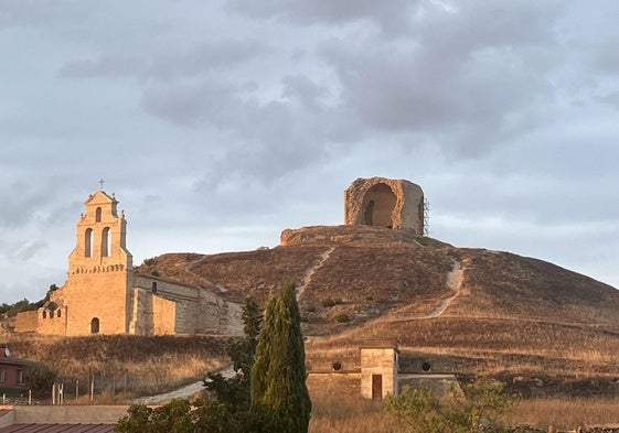 Vista de el castillo y de la iglesia de El Salvador.