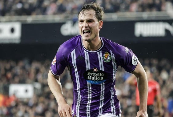 Juanmi Latasa celebra el gol que marcó la pasada jornada con el Real Valladolid en Mestalla ante el Valencia.