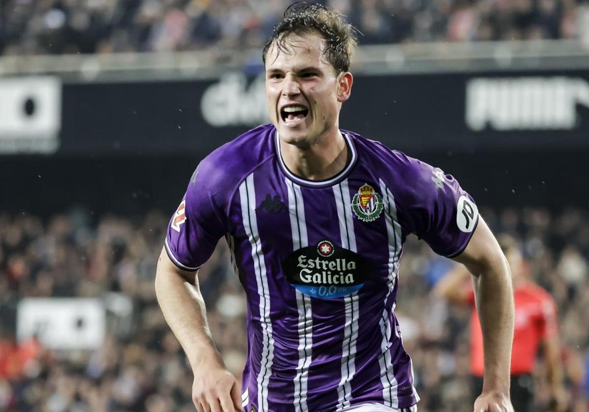 Juanmi Latasa celebra el gol que marcó la pasada jornada con el Real Valladolid en Mestalla ante el Valencia.