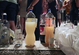 Jóvenes haciendo botellón.