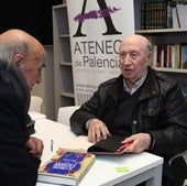 'Peridis' firma ejemplares de 'El cantar de Liébana' en el Ateneo de Palencia hace dos años.