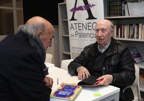 'Peridis' firma ejemplares de 'El cantar de Liébana' en el Ateneo de Palencia hace dos años.