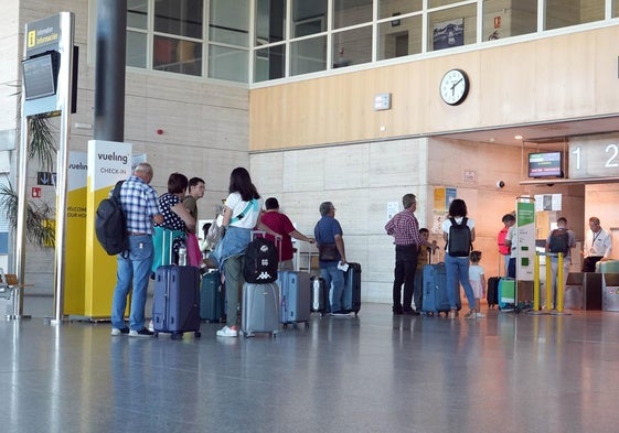 Pasajeros esperan para embarcar en el aeropuerto de Villanubla.