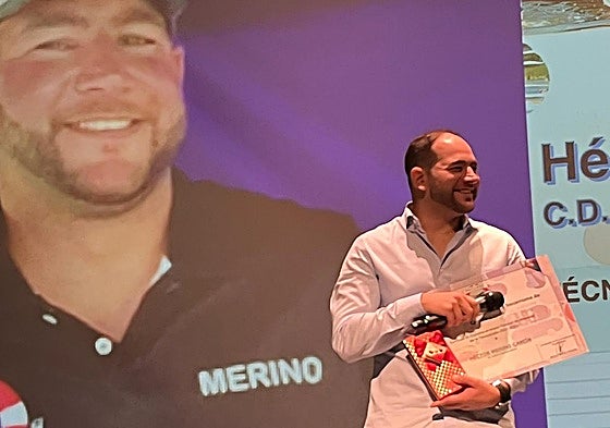 Héctor Merino, durante la entrega del premio a mejor entrenador de categorías menores de la Federación de Salvamento y Socorrismo de Castilla y León, el año pasado.