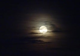 Foto de archivo de la luna entre la niebla en Parquesol