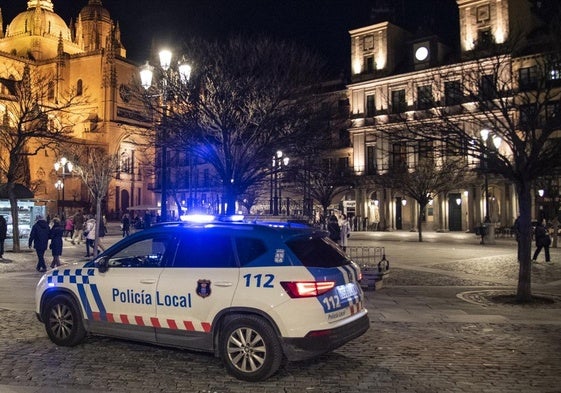 Patrulla de la Policía Local en la Plaza Mayor de Segovia, a pocos metros de la Casa Consistorial (a la derecha).