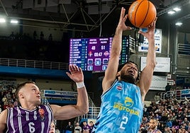 Alec Wintering intenta capturar un balón ante Puidet, en el partido frente al Valladolid.