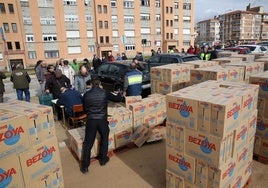 Reparto de agua a los vecinos del barrio de La Albuera