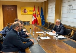 Reunión entre el delegado del Gobierno de Castilla y León, Nicanor Sen (derecha), con los presidentes de Asaja en Valladolid, Segovia y Ávila.