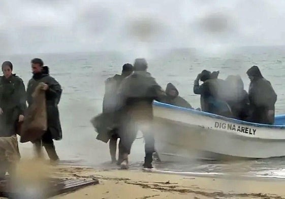 Momento de la evacuación de los supervivientes.
