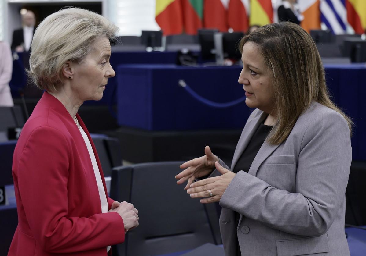 La presidenta de la Comisión Europea, Ursula von der Leyen, junto a la eurodiputada socialista vallisoletana Iratxe García este martes en Estrasburgo.