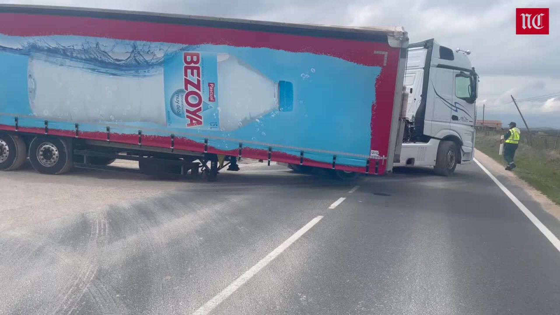 Un camión se atasca en el medio de la carretera entre Trescasas y San Cristóbal de Segovia
