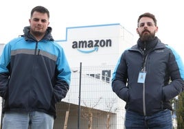 Marcos Hermosa (i), representante de los trabajadores de Passion for Deliveries, y el administrador de la empresa, Francisco Vázquez, junto a la nave logística de Amazon en Valladolid.