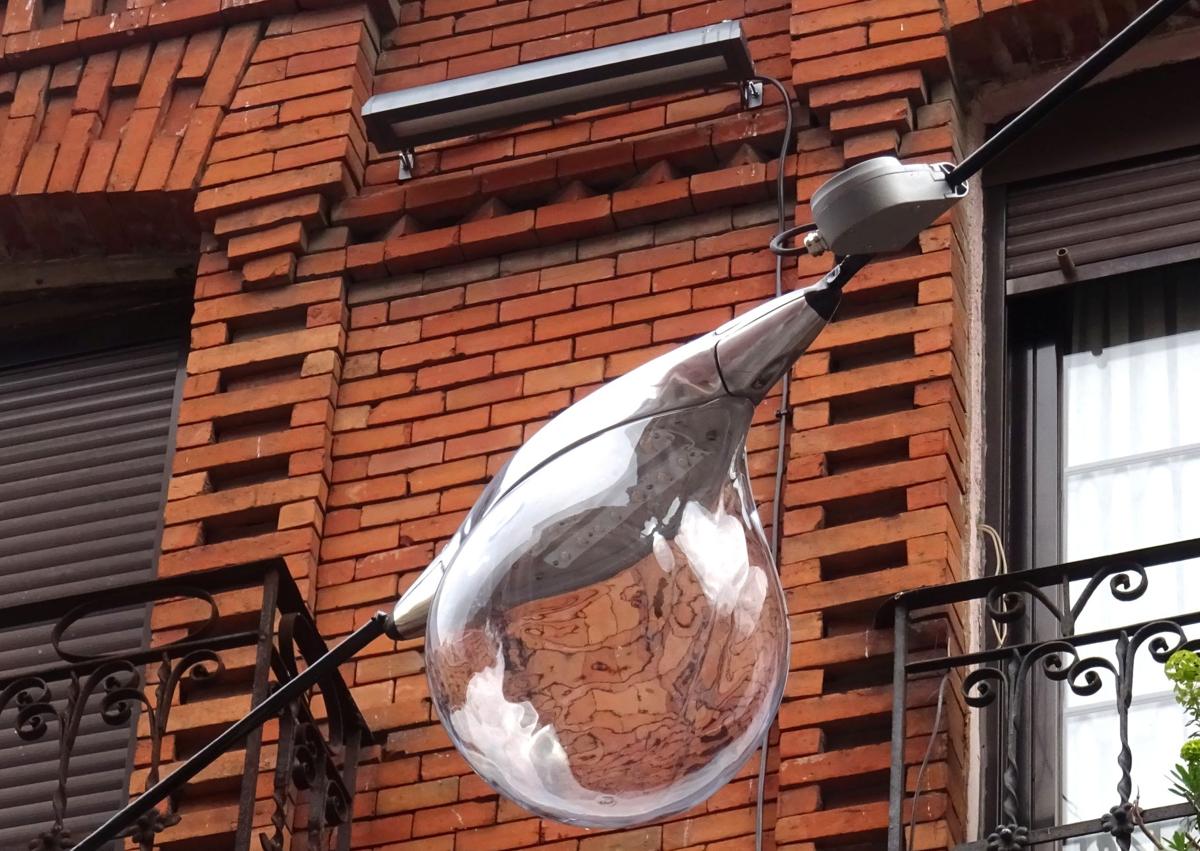 Imagen secundaria 1 - Arriba, la malla de luces colgantes de la calle Mantería antes de su encendido. Debajo, a la izquierda, detalle de una de las 'gotas' y, detrás, de los focos ornamentales en la fachada del número 13. A la derecha, la luminaria de las nuevas farolas de la plazoleta de San Andrés.