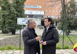Antonio Otero y Pedro Herrero, frente al hospital Clínico de Valladolid.