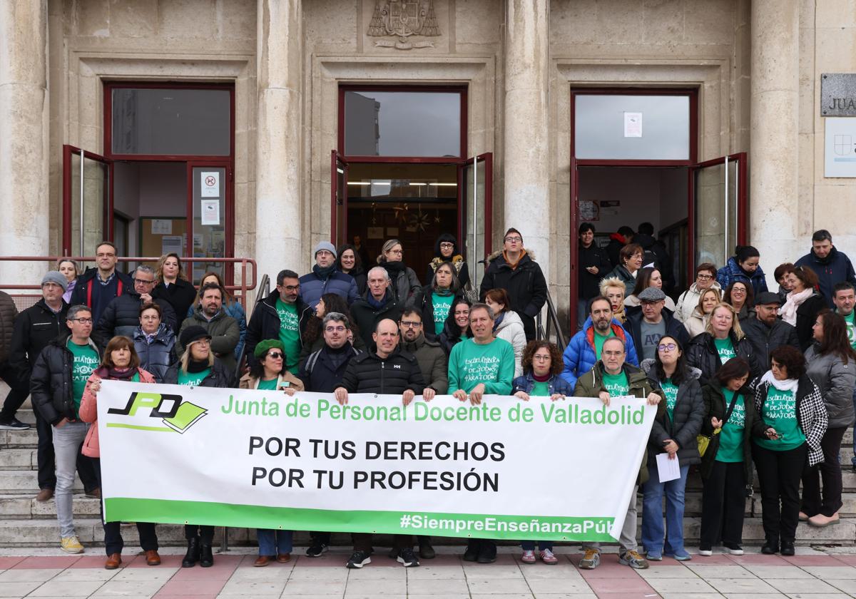 Concentración este jueves para pedir la matriculación en la escuela pública a las puertas del IES Juan de Juni.