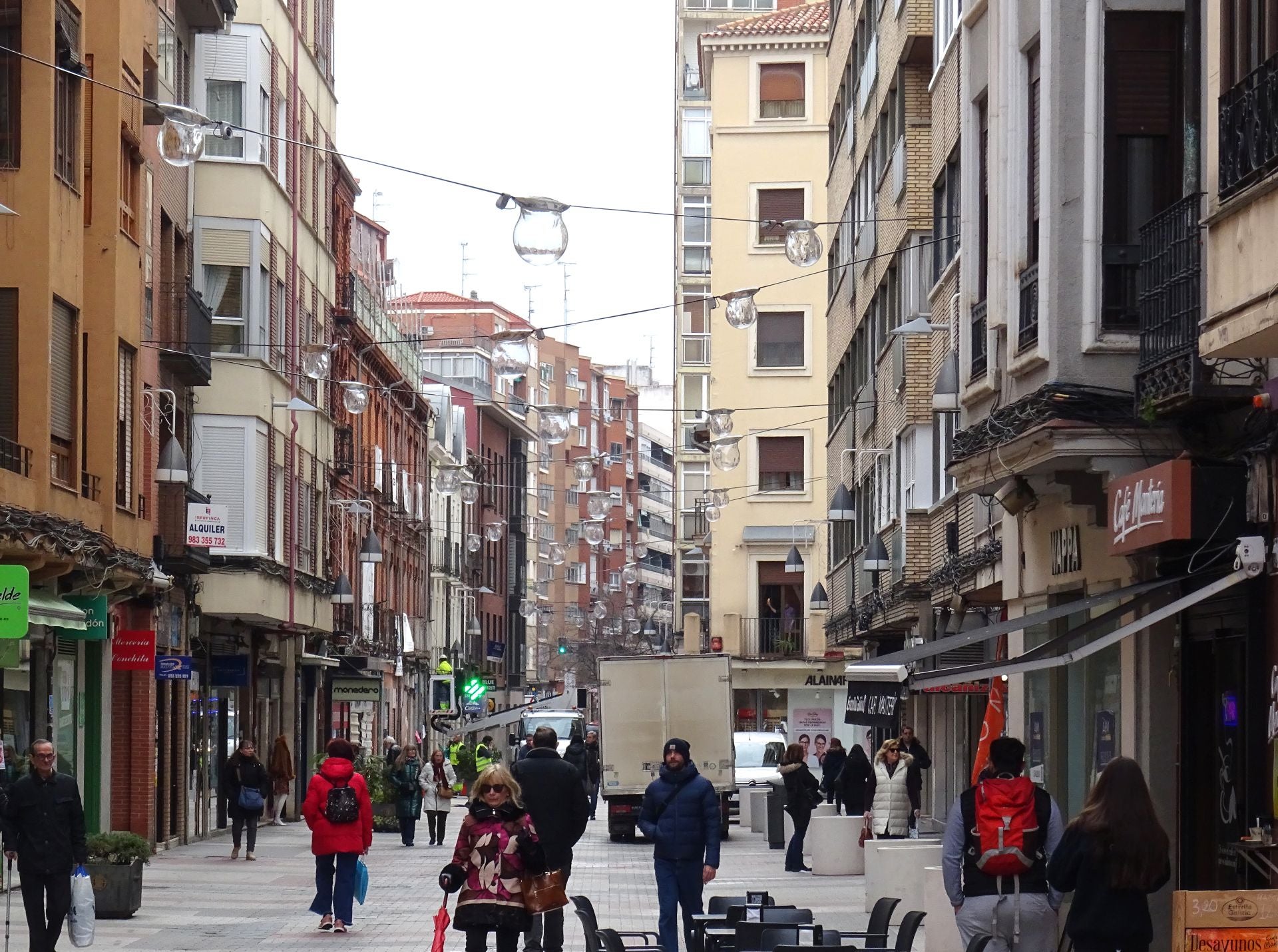 Las imágenes del medio millar de luces led que iluminan la calle Mantería