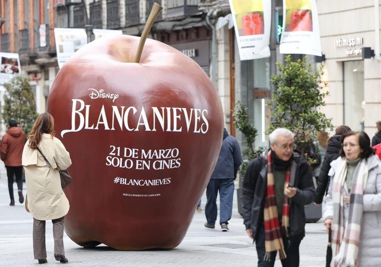 Escultura de la manzana envenenada de la película 'Blancanieves', situada en la calle Santiago