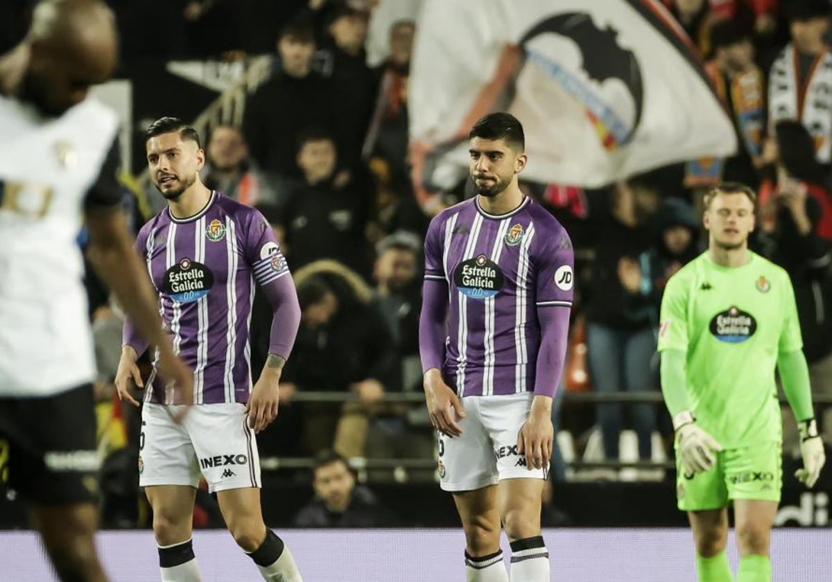 Javi Sánchez, Cenk Özkacar y Karl Hein, tras uno de los dos goles marcados por el Valencia en Mestalla la pasada jornada.