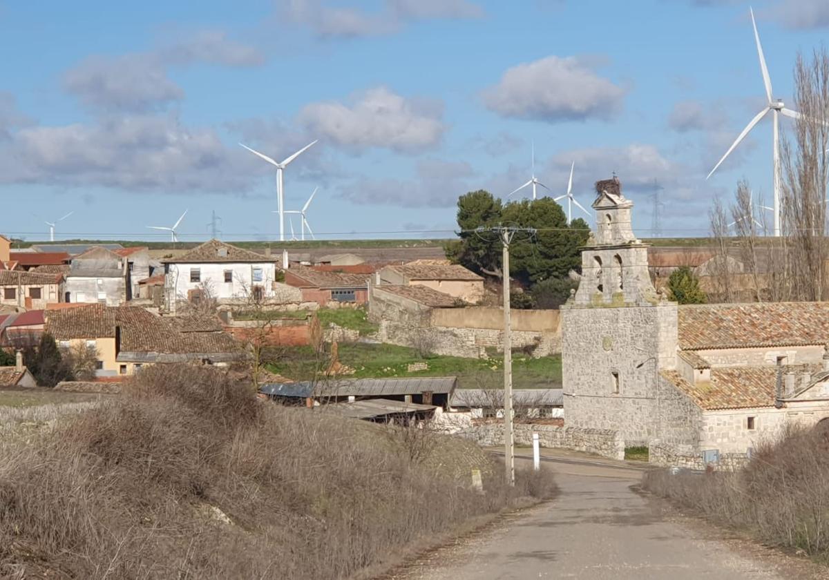 Vista de la localidad en la que destaca la iglesia de San Pelayo.