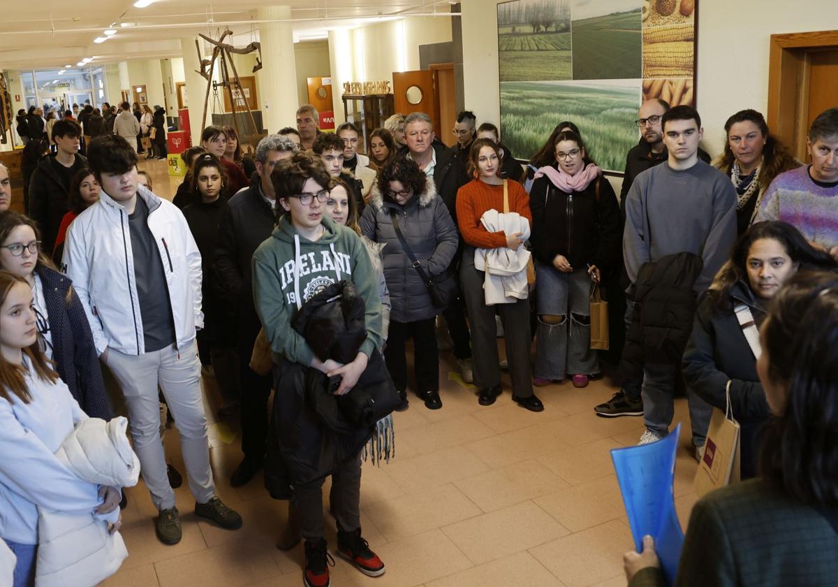 Recepción de los jóvenes estudiantes en los pasillos de la Yutera.