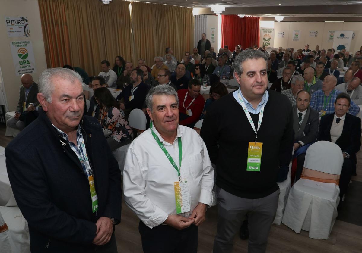 El secretario regional de UPA, Aurelio González, a la izquierda, con el secretario de Palencia, Blas Donis, y el secretario de relaciones internacionales, José Manuel Roche, este viernes en Palencia.