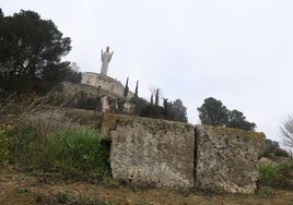 Laderas del Otero, con la escultura del Cristo en la cumbre.