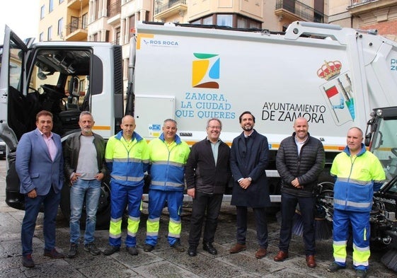 Representantes de PreZero, del Ayuntamiento de Zamora y de los trabajadores en la presentación de una campaña de concienciación ciudadana en noviembre de 2022.