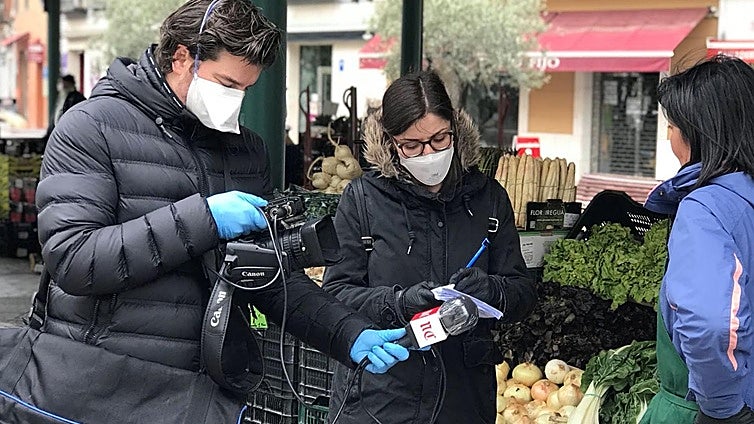 Los periodistas de El Norte Eva Esteban y Rodrigo Ucero entrevistan a una trabajadora del mercado de la Plaza España durante la pandemia.