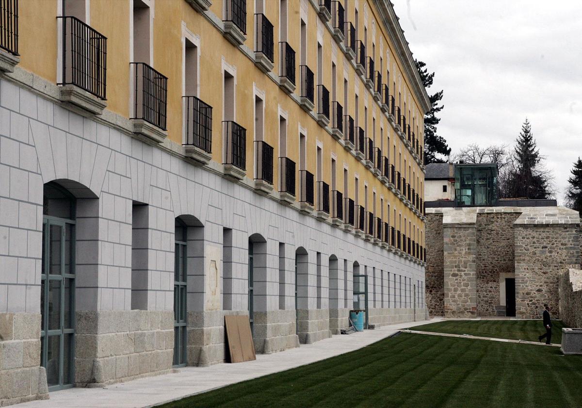 Imagen principal - Arriba, el Parador de Turismo de La Granja; abajo a la izquierda, inundación el año pasado en la piscina de Aguilafuente, y a la derecha, grabación de rutas ciclistas en las Hoces del Riaza y del Duratón. 