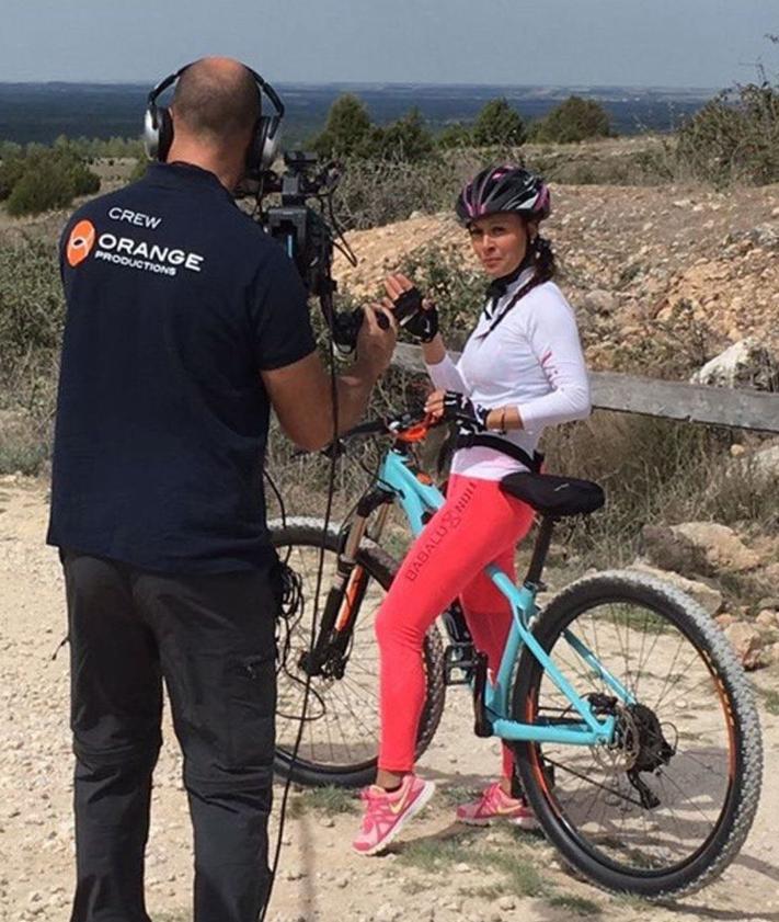 Imagen secundaria 2 - Arriba, el Parador de Turismo de La Granja; abajo a la izquierda, inundación el año pasado en la piscina de Aguilafuente, y a la derecha, grabación de rutas ciclistas en las Hoces del Riaza y del Duratón. 