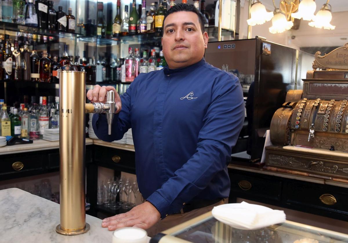 El camarero segoviano Sergio Reina Sánchez, tras la barra del restaurante La Concepción de Segovia.