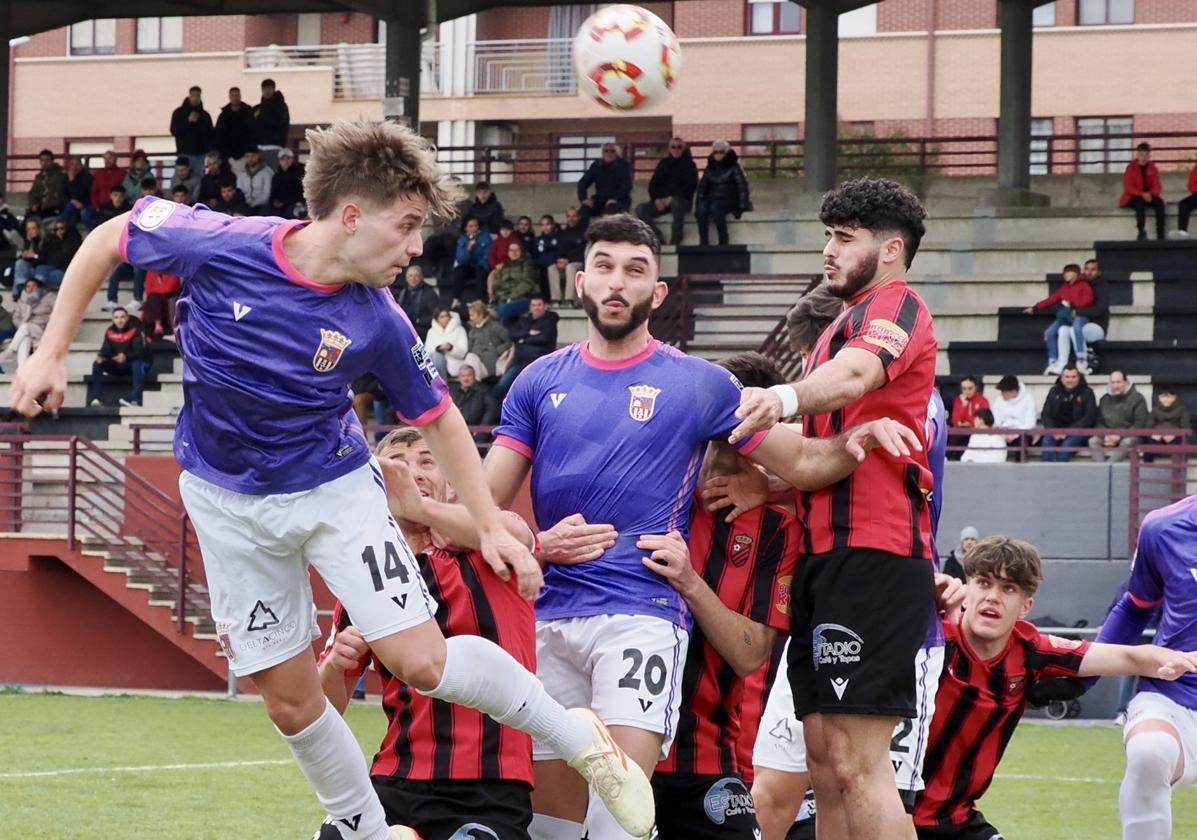 Un golazo de Vallecillo en el tramo final rompe la mala dinámica del Palencia CF