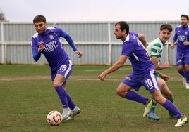 Los jugadores del Becerril se lanzan al ataque.