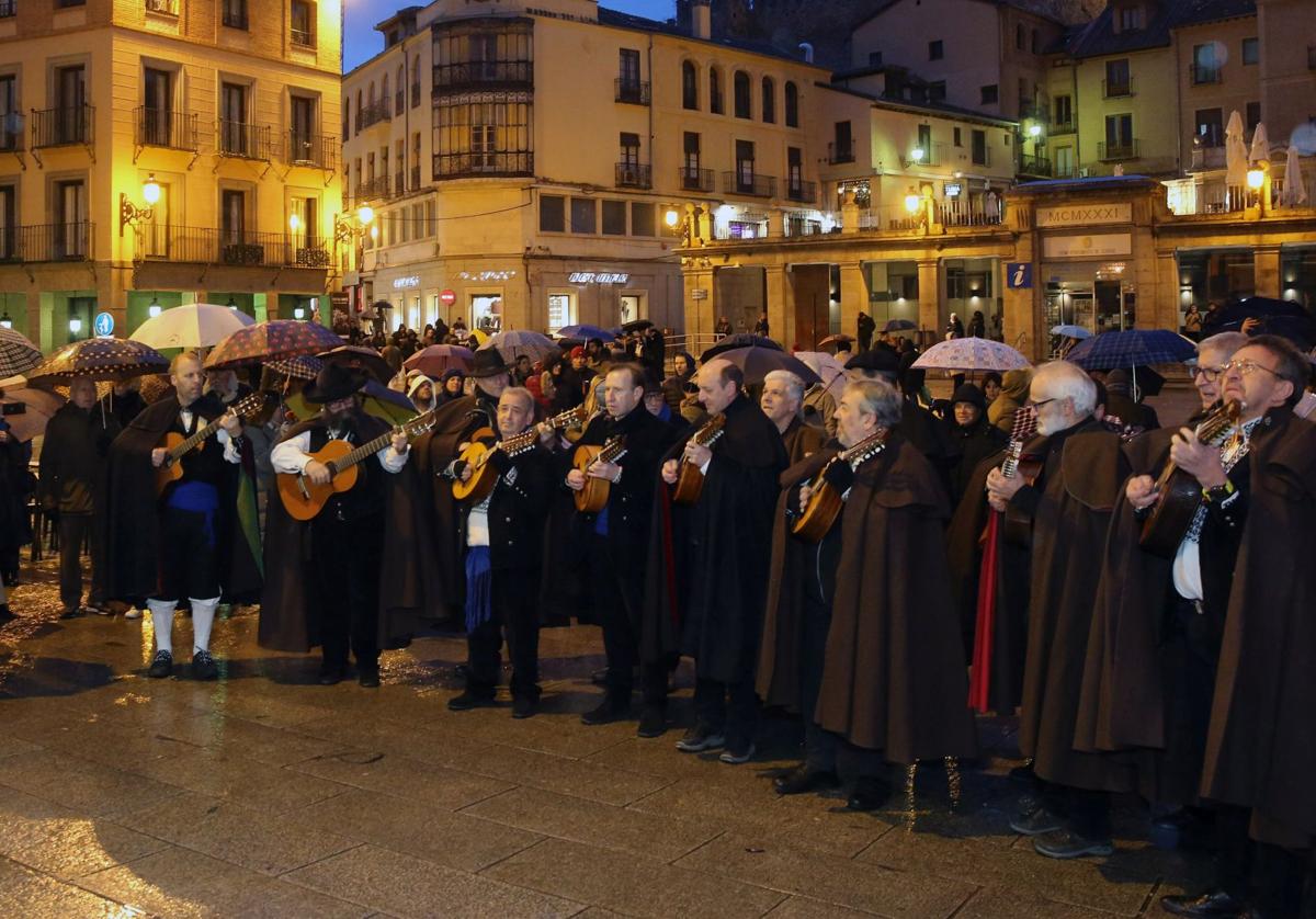 La Ronda de Marzas presume de tradición con danzas y melodías bajo la lluvia