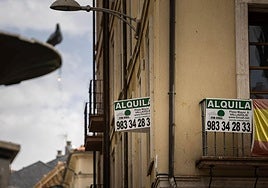 Carteles de una vienda en alquiler.
