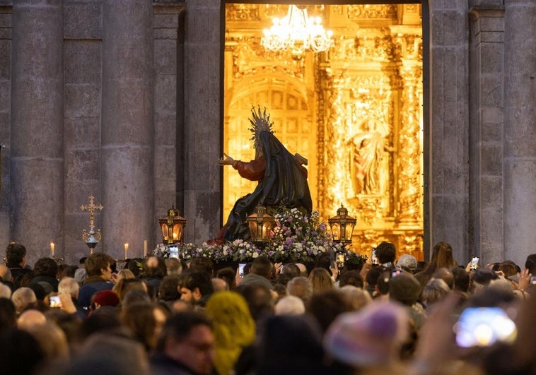 Las imágenes del regreso de la Vera Cruz a la iglesia penitencial de Platerías