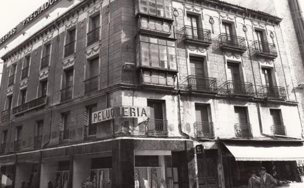 Edificio en la calle Santiago esquina con Constitución, en cuyo primer piso vivió y donde su abuelo regentaba una peluquería.